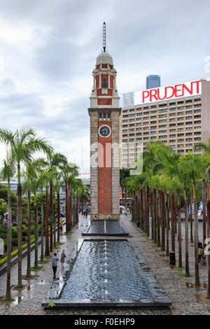 Isola Kowloong, Hong Kong - agosto 13,2015: i turisti a piedi intorno alla Torre dell Orologio di Kowloong isola, uno dei punti di riferimento di Foto Stock