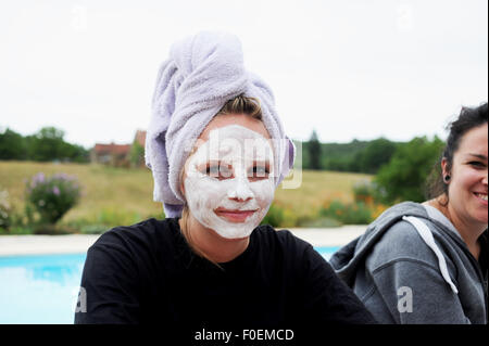 Giovane ragazza adolescente 15 che indossa una maschera facciale per la salute e la bellezza Foto Stock