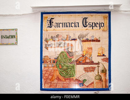 Segno di ceramica per la Farmacia nella città vecchia di Marbella sulla Costa del Sol in Spagna da Plaza de Naranjas Foto Stock