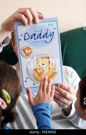 Una lettura di padre Felice Festa del Papà auto dato dai suoi figli Foto Stock