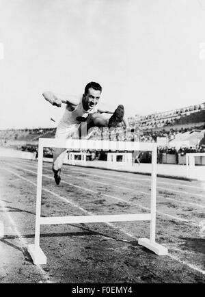 Sport, atletica, corsa, runner jumping over hurdle, 1920, Additional-Rights-Clearences-not available Foto Stock