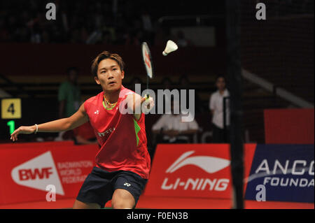 Jakarta, Indonesia. 14 Ago, 2015. Kento Momota del Giappone restituisce il volano a Wei Nan di cinese di Hong Kong durante i suoi uomini singoli quarti corrispondono al BWF Campionati del Mondo 2015 a Jakarta, Indonesia, 14 agosto 2015. Kento Momota ha vinto 2-0. Credit: Veri Sanovri/Xinhua/Alamy Live News Foto Stock