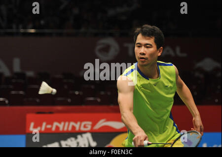 Jakarta, Indonesia. 14 Ago, 2015. Wei Nan di cinese di Hong Kong restituisce il volano per Kento Momota del Giappone durante i suoi uomini singoli quarti corrispondono al BWF Campionati del Mondo 2015 a Jakarta, Indonesia, 14 agosto 2015. Kento Momota ha vinto 2-0. Credit: Veri Sanovri/Xinhua/Alamy Live News Foto Stock