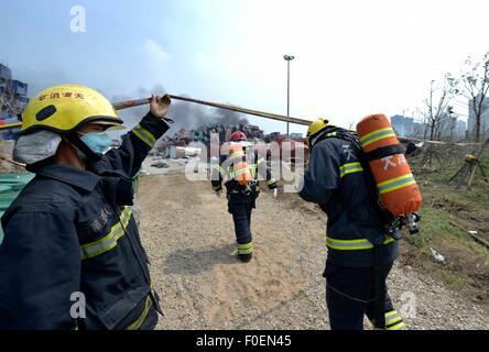 Tianjin, Cina. 14 Ago, 2015. I vigili del fuoco di esaminare il sito di esplosione di Tianjin, Cina del nord, 14 agosto 2015. L'enorme di blasti, avvenuto tardi Mercoledì sera, ucciso almeno 50 persone, tra cui 17 vigili del fuoco. Un totale di 701 feriti, di cui 70 sono in condizione critica. Credito: Yue Yuewei/Xinhua/Alamy Live News Foto Stock