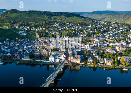 Vista su tutta Traben-Trarbach e il fiume Moselle, valle della Mosella, Renania-Palatinato, Germania Foto Stock