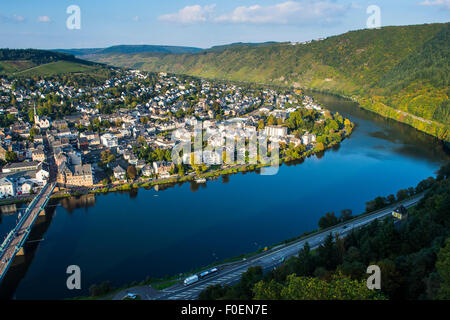 Vista su tutta Traben-Trarbach e il fiume Moselle, valle della Mosella, Renania-Palatinato, Germania Foto Stock