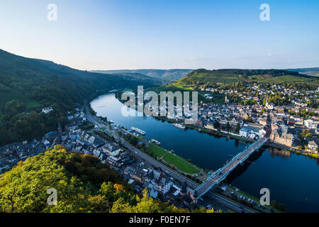 Vista su tutta Traben-Trarbach e il fiume Moselle, valle della Mosella, Renania-Palatinato, Germania Foto Stock