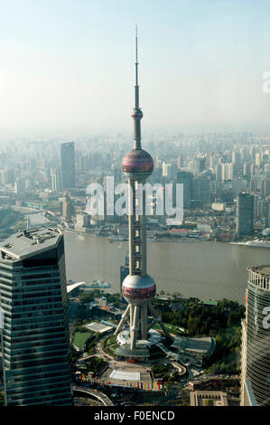 Vista dalla Torre di Jin Mao per la Oriental Pearl TV Tower, il fiume Huangpu, Pudtog, Shanghai, Cina Foto Stock