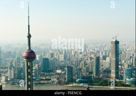 Vista dalla Torre di Jin Mao grattacielo con la Oriental Pearl TV Tower, il fiume Huangpu, Pudtog, Shanghai, Cina Foto Stock