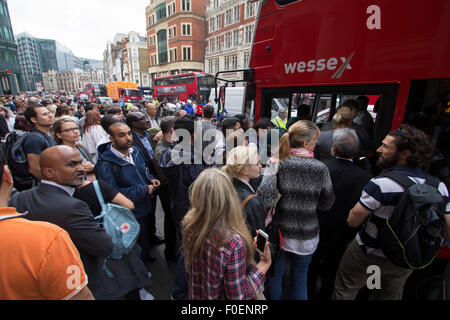 Enorme autobus affollato durante le code di Londra della metropolitana sciopero a Londra il 6 Agosto 2015 Foto Stock