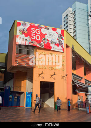 Gli amanti dello shopping a piedi passato i Tekka Centre shopping mall in Little India, Singapore Foto Stock