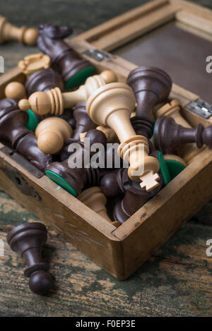 Scacchi su una scatola di legno su un vecchio tavolo Foto Stock