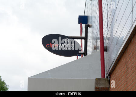 Cineworld cinema segno con logo aziendale al di fuori del cinema in Bedford, Bedfordshire, Inghilterra Foto Stock