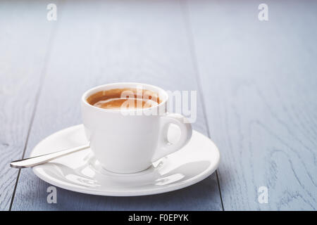 Bicchiere di fresco di caffè espresso su vintage tavolo in legno Foto Stock