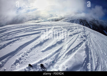 Sciare nelle Dolomiti, vista sulle discese sugli sci e picchi di montagna. La Val di Fiemme, Italia Foto Stock