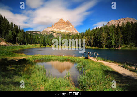 Ottima vista del Lago di Misurina nel Parco Nazionale di Tre Cime di Lavaredo. I Cadini di Misurina gamma, Dolomiti, Alto Adige. Italia Foto Stock