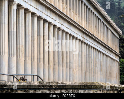 ATENE, GRECIA - 27 MARZO 2015: Vista delle colonne della Stoa di Attalos, Agora ateniana Foto Stock