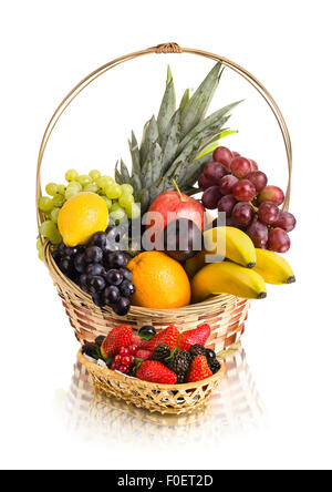 Ancora in vita di multi-colorati frutti nel grande cesto, su sfondo bianco, isolato Foto Stock