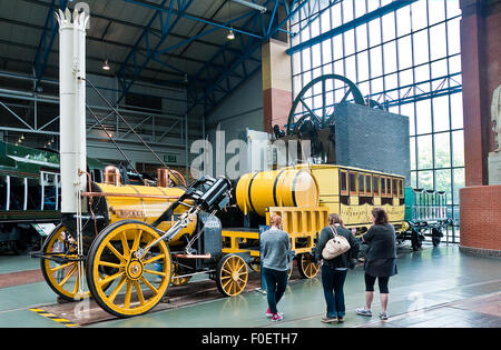 Replica funzionante di Stephenson's Rocket e gara sul display presso la società nazionale delle ferrovie museo, York Foto Stock