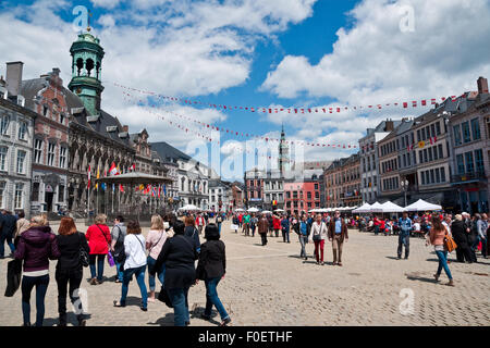 I frequentatori del festival nella piazza principale di Mons, Belgio, per l'annuale festival Doudou Foto Stock