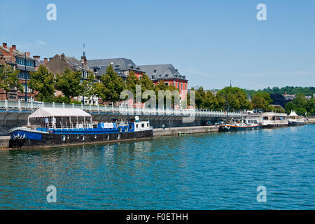 Hotel e barche evento ormeggiato sul fiume Mosa a Namur, Belgio Foto Stock