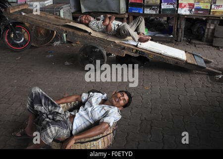 Mumbai, Maharashtra. 6 apr, 2014. 06 aprile 2014, Mumbai - India.I facchini hanno un pisolino di pomeriggio a Crawford Mercato a Mumbai. © Subhash Sharma/ZUMA filo/Alamy Live News Foto Stock