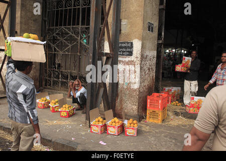 Mumbai, Maharashtra. 6 apr, 2014. 06 aprile 2014, Mumbai - India.Un venditore di mango a Crawford Mercato a Mumbai. © Subhash Sharma/ZUMA filo/Alamy Live News Foto Stock