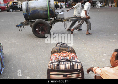 Mumbai, Maharashtra. 6 apr, 2014. 06 aprile 2014, Mumbai - India.lavoratori portare l'alimentazione di acqua in alcuni dei negozi presso il mercato Crawford a Mumbai. © Subhash Sharma/ZUMA filo/Alamy Live News Foto Stock