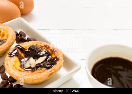 Tradizionale portoghese crostata di uovo per essere mangiato con il caffè. Foto Stock