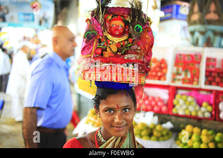 Mumbai, Maharashtra. 2 Apr 2014. 02 aprile 2014, Mumbai - India.Una ragazza chiede per le donazioni al posto di benedizioni dalla dea Indù da parte di visitatori presso il mercato Crawford. © Subhash Sharma/ZUMA filo/Alamy Live News Foto Stock