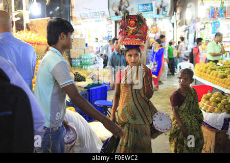 Mumbai, Maharashtra. 2 Apr 2014. 02 aprile 2014, Mumbai - India.Una ragazza chiede per le donazioni al posto di benedizioni dalla dea Indù da parte di visitatori presso il mercato Crawford. © Subhash Sharma/ZUMA filo/Alamy Live News Foto Stock