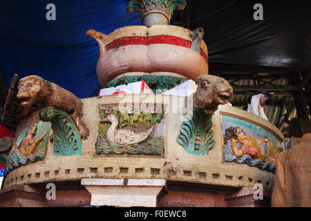 Mumbai, Maharashtra. 6 apr, 2014. 02 aprile 2014, Mumbai - India.Vista della fontana di acqua a Crawford Mercato a Mumbai sono stati progettati da John Lockwood Kipling, il padre del romanziere Rudyard Kipling. Oggi si può vedere il Kipling's fontana all'interno del mercato stesso, nel bird area di mercato. Anche se spesso nascosto in parte da scatole di frutta e verdura si può distinguere il nume tutelare gli animali e il fiume indiano dea sagomata e dipinta luminosamente in stile classico. I fregi su l'ingresso esterno che raffigurano gli agricoltori indiani, e le fontane in pietra all'interno, sono stati progettati da John Lockwood K Foto Stock