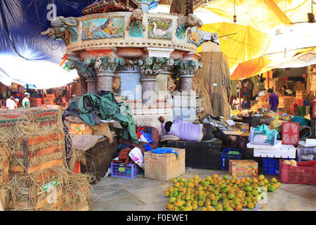 Mumbai, Maharashtra. 1 apr, 2014. 02 aprile 2014, Mumbai - India.Vista della fontana di acqua a Crawford Mercato a Mumbai sono stati progettati da John Lockwood Kipling, il padre del romanziere Rudyard Kipling. Oggi si può vedere il Kipling's fontana all'interno del mercato stesso, nel bird area di mercato. Anche se spesso nascosto in parte da scatole di frutta e verdura si può distinguere il nume tutelare gli animali e il fiume indiano dea sagomata e dipinta luminosamente in stile classico. I fregi su l'ingresso esterno che raffigurano gli agricoltori indiani, e le fontane in pietra all'interno, sono stati progettati da John Lockwood K Foto Stock