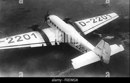 Trasporto / trasporto, aviazione, aerei passeggeri, Junkers Ju 52, Lufthansa Airway, su campo aereo, imbarco passeggeri, vista dall'alto, 1930, , diritti aggiuntivi-clearences-non disponibile Foto Stock