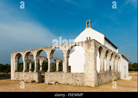 Mednjan, Istria, Croazia. La 8c romanica chiesa di Santa Fosca, un luogo di pellegrinaggio, famoso per la sua energia e poteri di guarigione Foto Stock