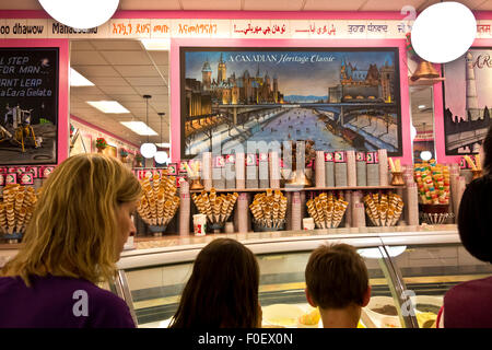 Aspettare i clienti a scegliere uno dei tanti sapori del gelato italiano presso la casa del Gelato in Vancouver, BC, Canada Foto Stock