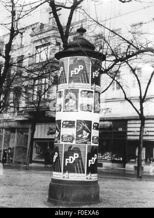 Politica, partiti politici, Partito Liberale democratico (FDP), pilastro pubblicitario con poster elettorale del FDP, elezioni statali, Germania, 1954, diritti aggiuntivi-clearences-non disponibili
