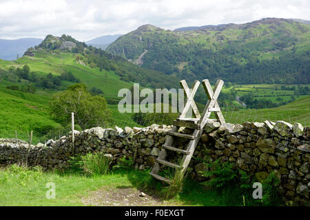 Allerdale Ramble con Castello Roccioso (sinistra) & King è come, Borrowdale, Parco Nazionale del Distretto dei Laghi, Cumbria, England, Regno Unito Foto Stock