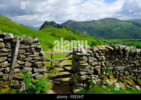 Allerdale Ramble con Castello Roccioso (medio) & King è come, Borrowdale, Parco Nazionale del Distretto dei Laghi, Cumbria, England, Regno Unito Foto Stock