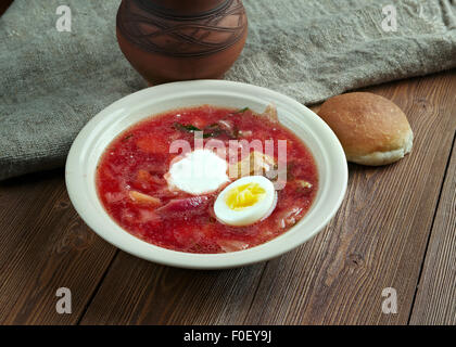 Barszcz polacco - zuppa di barbabietole con uovo ,popolare in molti paesi dell' Europa centrale e orientale cucine. Foto Stock