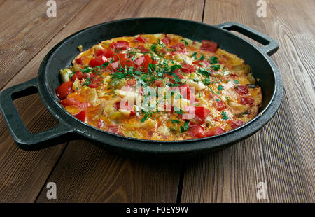 Menemen - tradizionale piatto turco.include uova, cipolla, pomodoro, peperoni verdi, e spezie .comunemente consumati per la prima colazione Foto Stock