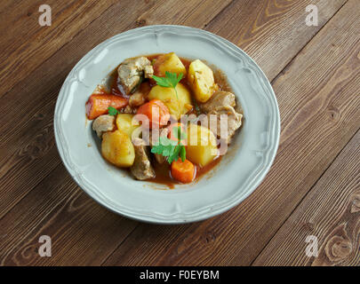 Carni bovine Mechado - popolare salsa di pomodoro-piatto a base di cucina Filippina Foto Stock