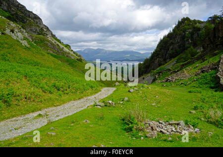 Walkers sul Allerdale Ramble, Borrowdale, Parco Nazionale del Distretto dei Laghi, Cumbria, England, Regno Unito Foto Stock