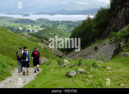 Walkers sul Allerdale Ramble, Borrowdale, Parco Nazionale del Distretto dei Laghi, Cumbria, England, Regno Unito Foto Stock