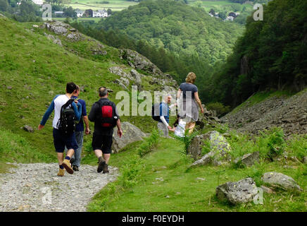 Walkers sul Allerdale Ramble, Borrowdale, Parco Nazionale del Distretto dei Laghi, Cumbria, England, Regno Unito Foto Stock