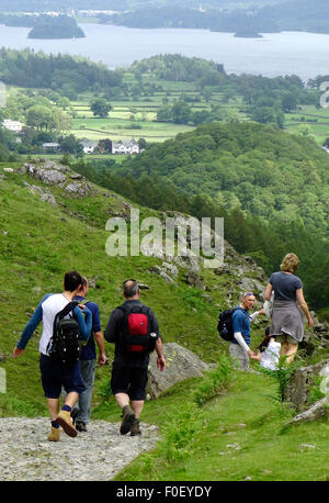 Walkers sul Allerdale Ramble, Borrowdale, Parco Nazionale del Distretto dei Laghi, Cumbria, England, Regno Unito Foto Stock