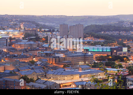 Halifax, Inghilterra - agosto 12th, 2015: Halifax town center al tramonto con la vue cinema a Broad Street plaza xii agosto, 2015 HO Foto Stock