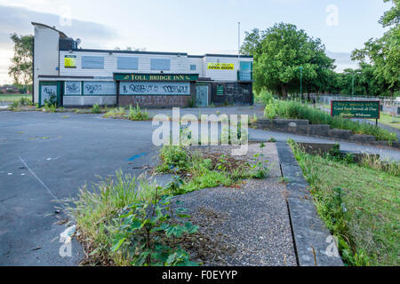 Chiuso e sono saliti fino al pub. Costruito negli anni sessanta pub chiusura, Nottingham, Inghilterra, Regno Unito. Foto Stock