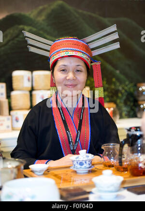 Hong Kong. 14 Ago, 2015. Provinciale cinese lady serve tè. Gli ospiti alla mostra sono trattati al cerimoniale di bere il tè in molti degli stand. Hong Kong del settimo annuale fiera di tè al HKCEC porta i mondi migliori tè di una sede. 12 i paesi rappresentati in fiera che è una celebrazione della cultura e delle tradizioni di tè e le caratteristiche di stile Hong Kong tè latte rendendo il credito: Jayne Russell/Alamy Live News Foto Stock