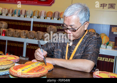 Hong Kong. 14 Ago, 2015. Pu-erh tè Vesper master Chan.Shifu Chan è stato il tè dal 1988. Egli autografi di un pacchetto per il suo allievo. Questi tè incremento di valore e il gusto di ogni anno con quelli da anni cinquanta al prezzo di HK$380000. Questi tè sono per i cinesi lo stesso come il vino rosso sarebbe all'occidentale Credito: Jayne Russell/Alamy Live News Foto Stock